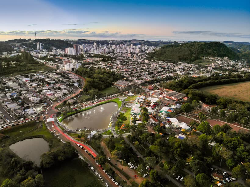 Vista aérea de Marau e da Lagoa do Parque ao entardecer