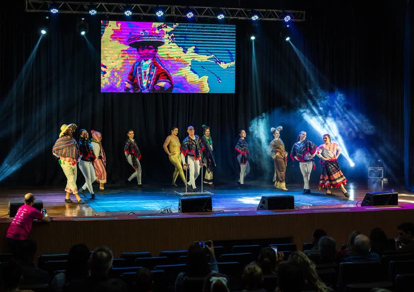 Apresentação de dança no palco da Casa da Cultura durante o Cultura 24 Horas