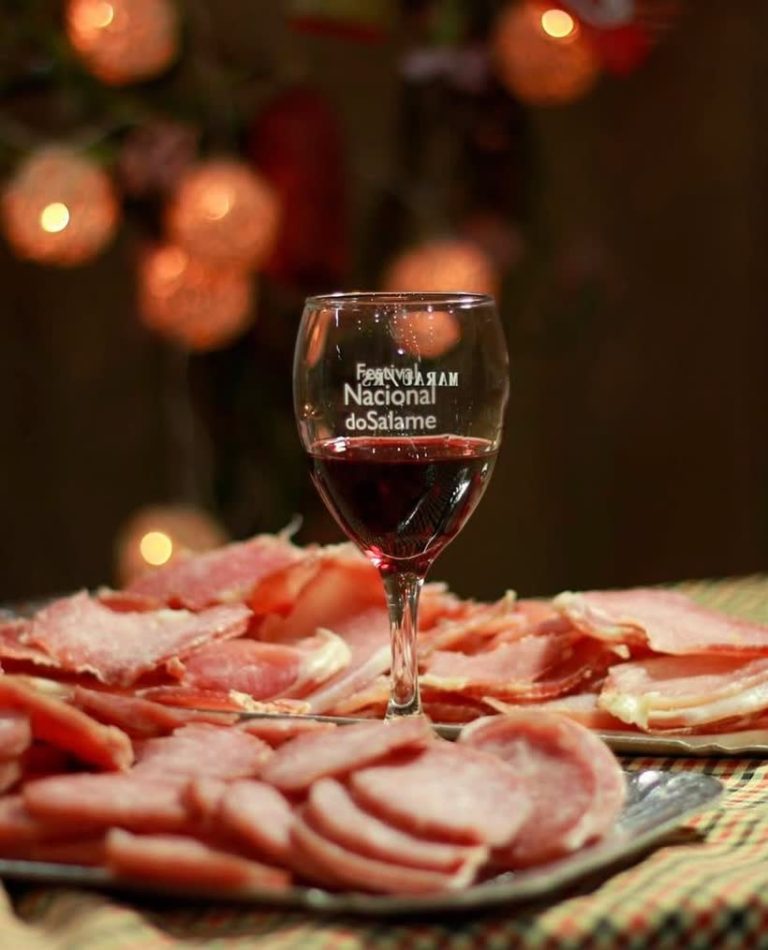 Taça do Festival Nacional do Salame ao lado de um prato de salame fatiado