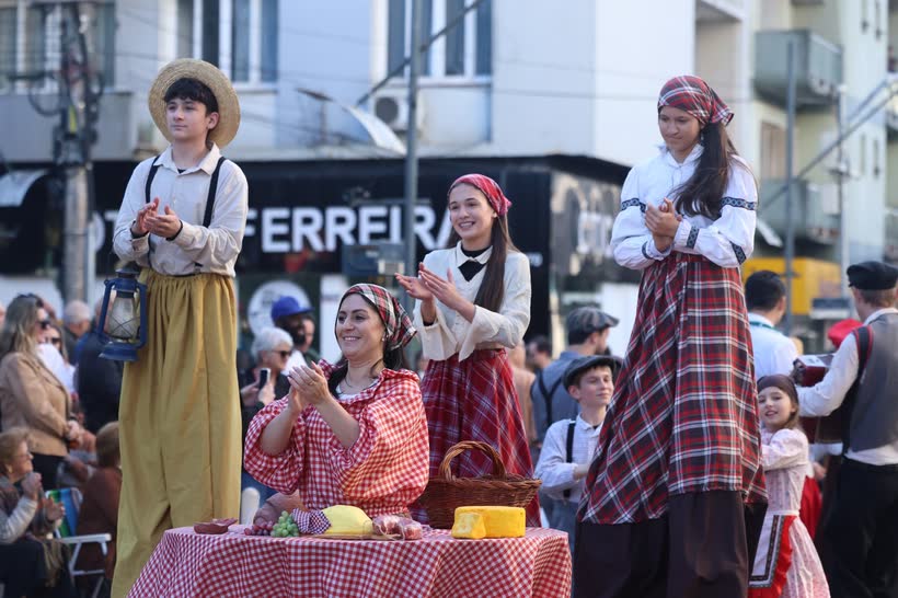 Participantes em trajes típicos no Desfile Italiano, na Avenida Júlio Borella