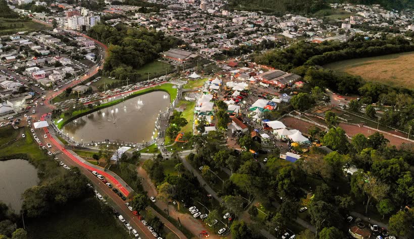 Vista aérea do Parque Municipal Lauro Ricieri Bortolon e da lagoa
