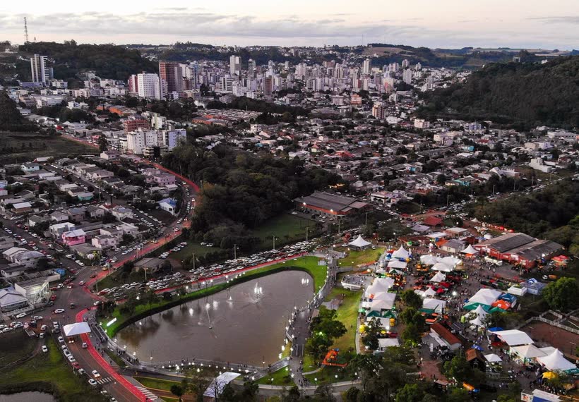 Vista aérea de Marau durante as festividades de aniversário do município
