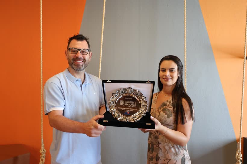 Premiação do Degusta Marau, com representantes recebendo o troféu
