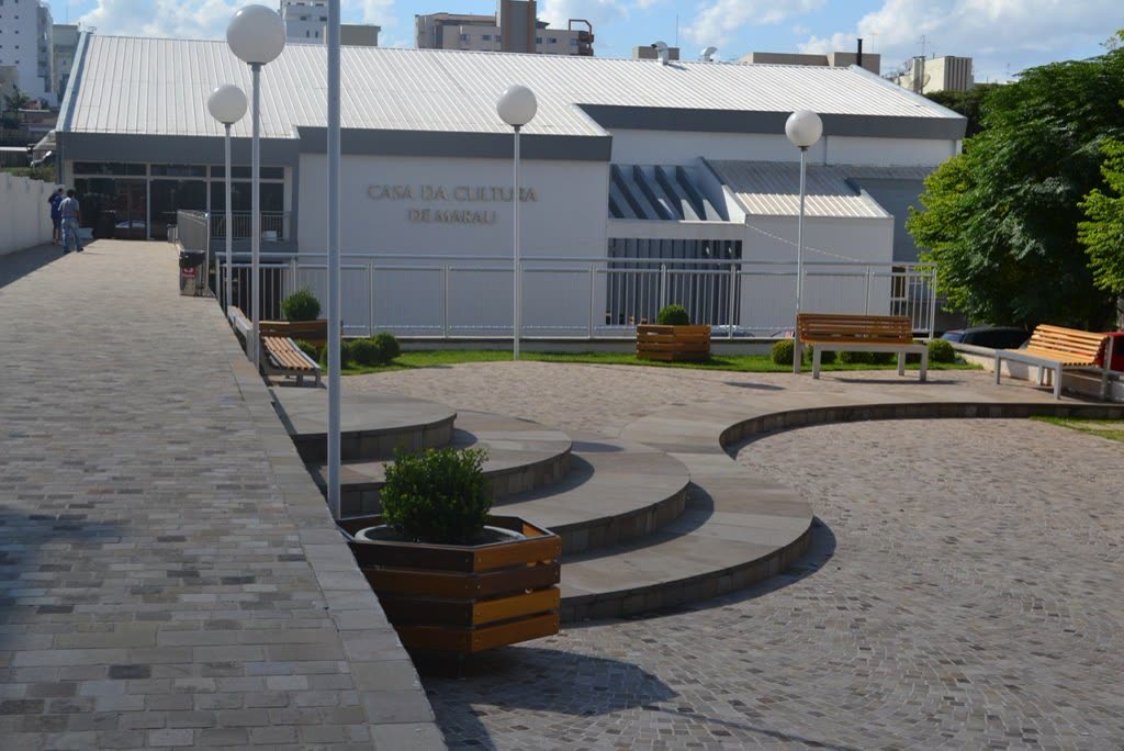 A Casa da Cultura de Marau vista da praça