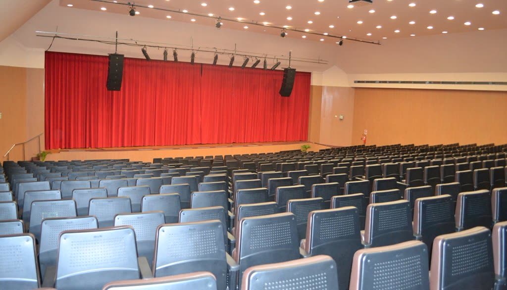 Plateia da Casa da Cultura de Marau, com 750 lugares, e o palco ao fundo