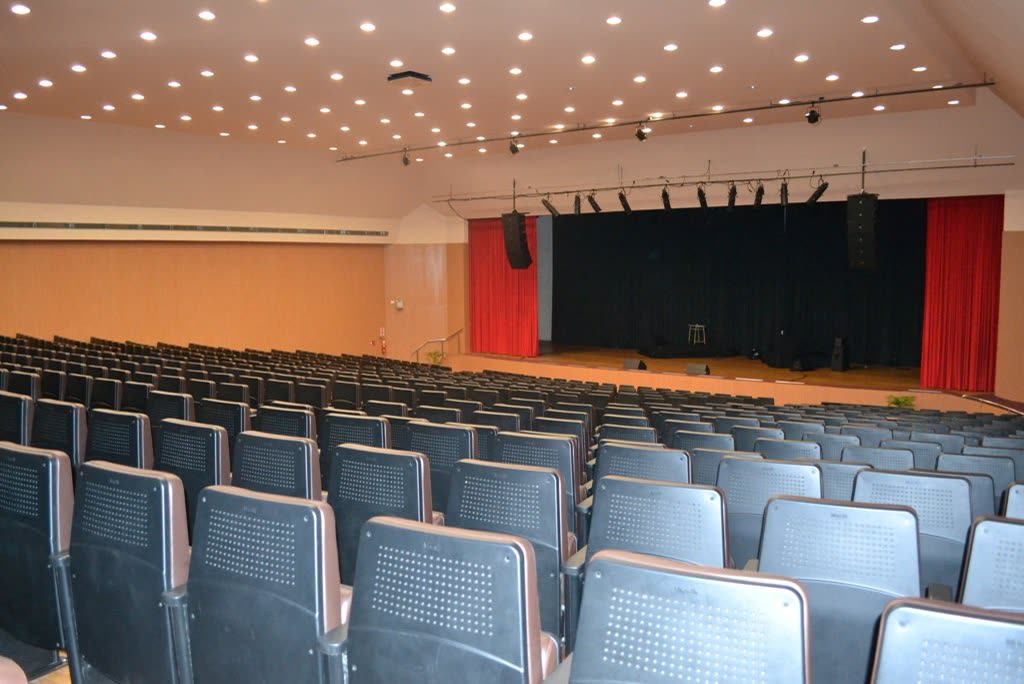 Palco da Casa da Cultura visto da plateia