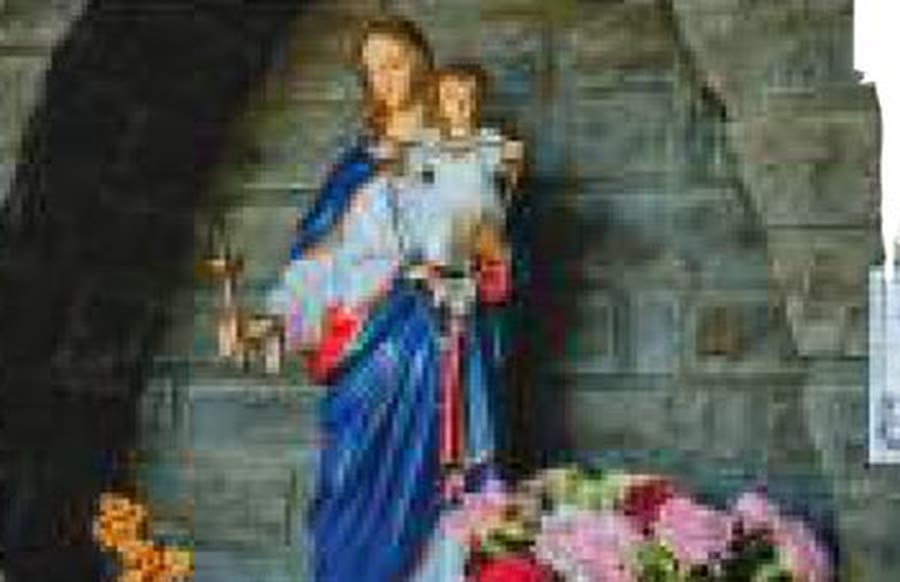 A imagem de Nossa Senhora da Saúde sob o arco de pedra da gruta
