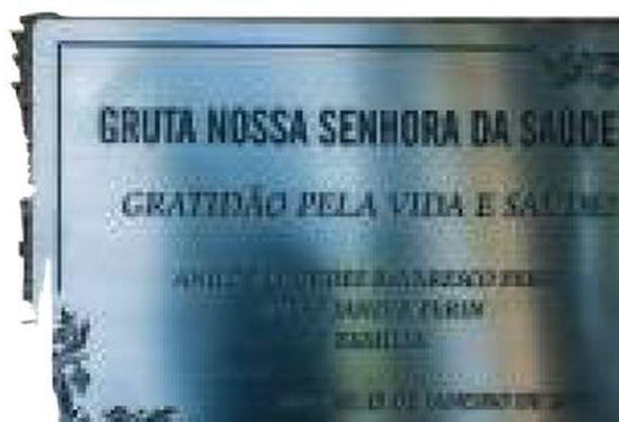 Placa da Gruta Nossa Senhora da Saúde, com a inscrição Gratidão pela vida e saúde