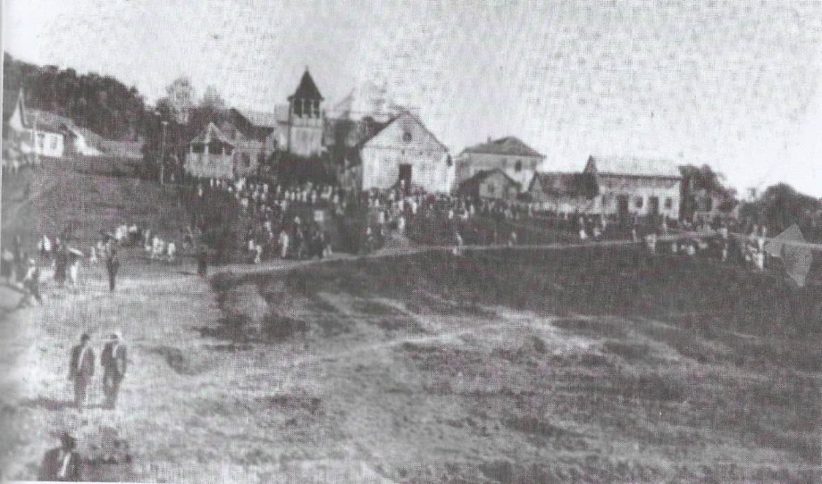 A primeira igreja de Marau, em madeira, com a torre em construção ao lado, em 1938