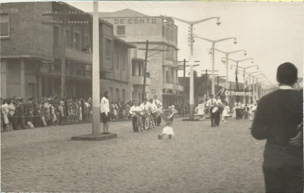 Desfile de Sete de Setembro na Avenida Júlio Borella, em registro antigo