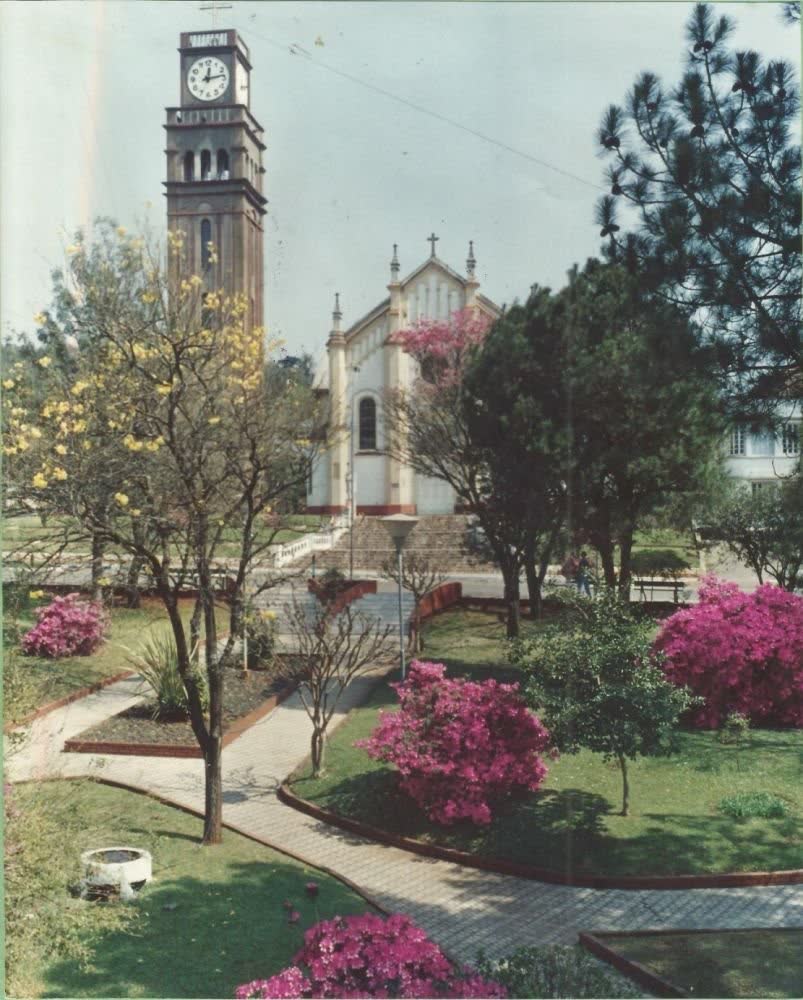 A Praça Central Elpídio Fialho, em frente à qual ficam a antiga Prefeitura e a Casa da Cultura