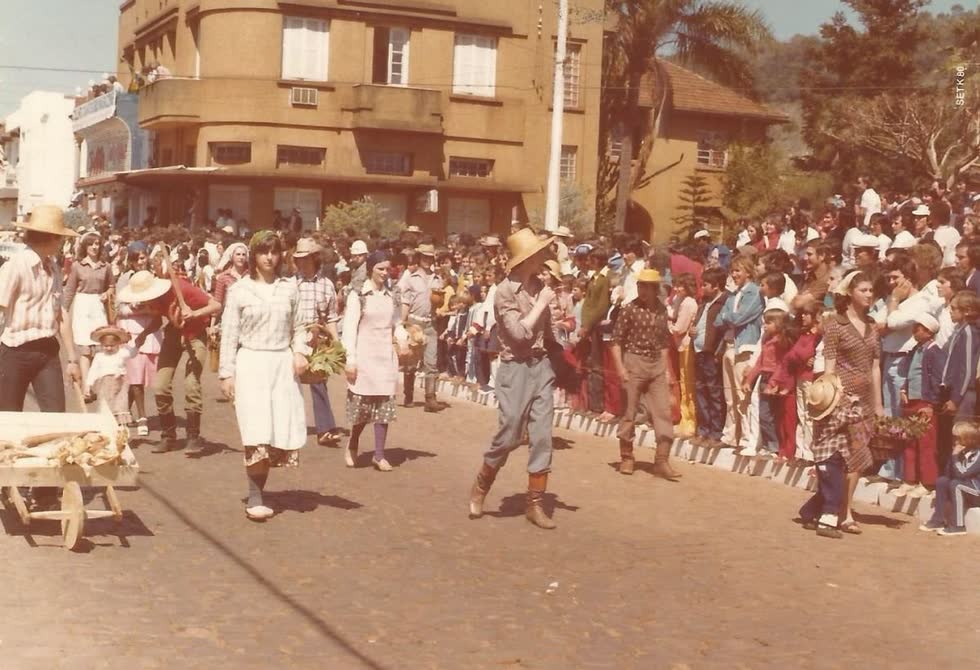 Desfile com trajes típicos passando pela antiga casa de Júlio Borella, em 1980