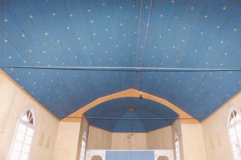 O teto azul estrelado da Capela São Sebastião da Vista Alegre