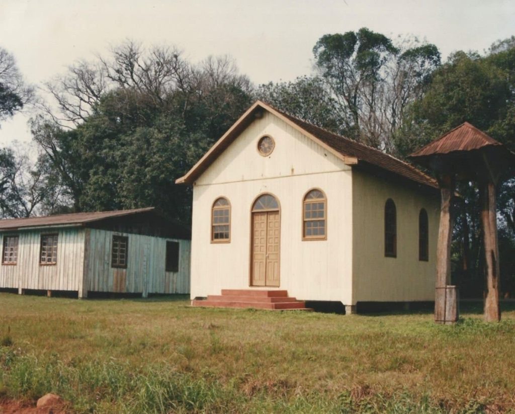 Capela Nossa Senhora da Saúde, salão comunitário e campanário, em Cruzinhas