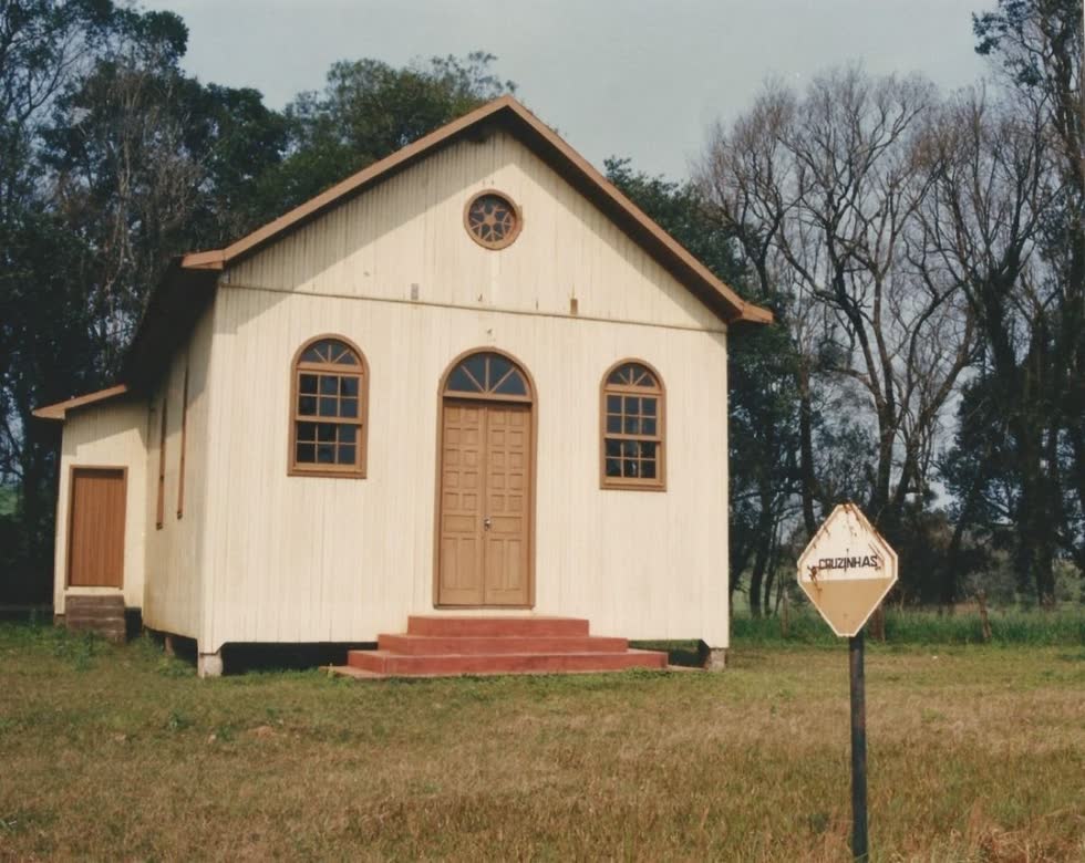 A frente da Capela Nossa Senhora da Saúde, em Cruzinhas