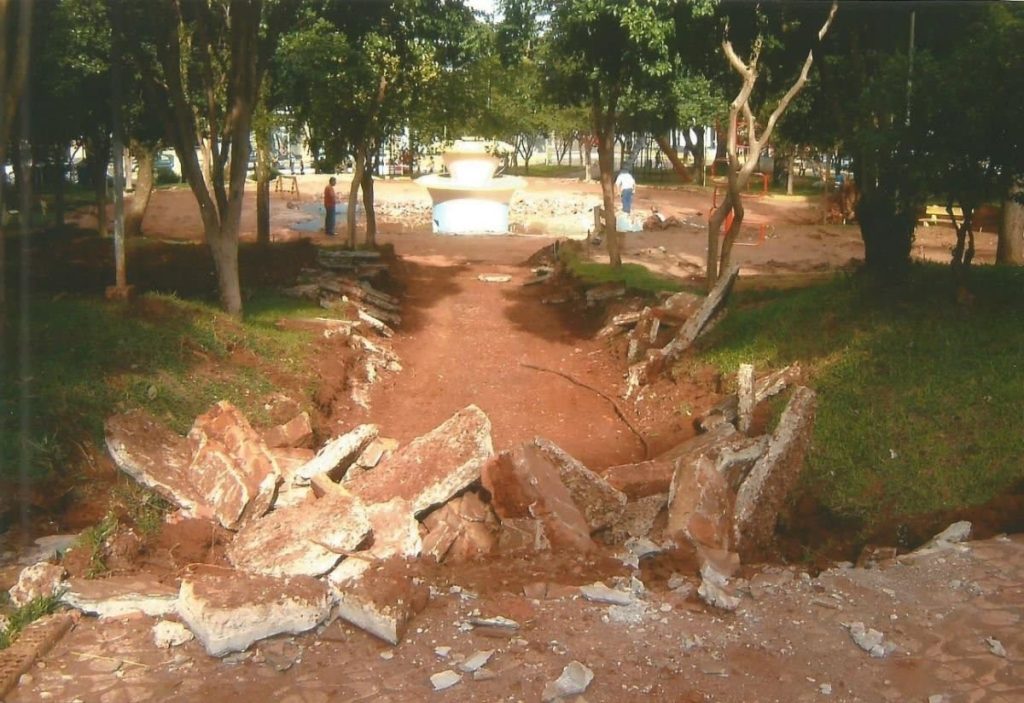 A Praça Central em obras durante a revitalização de 2006