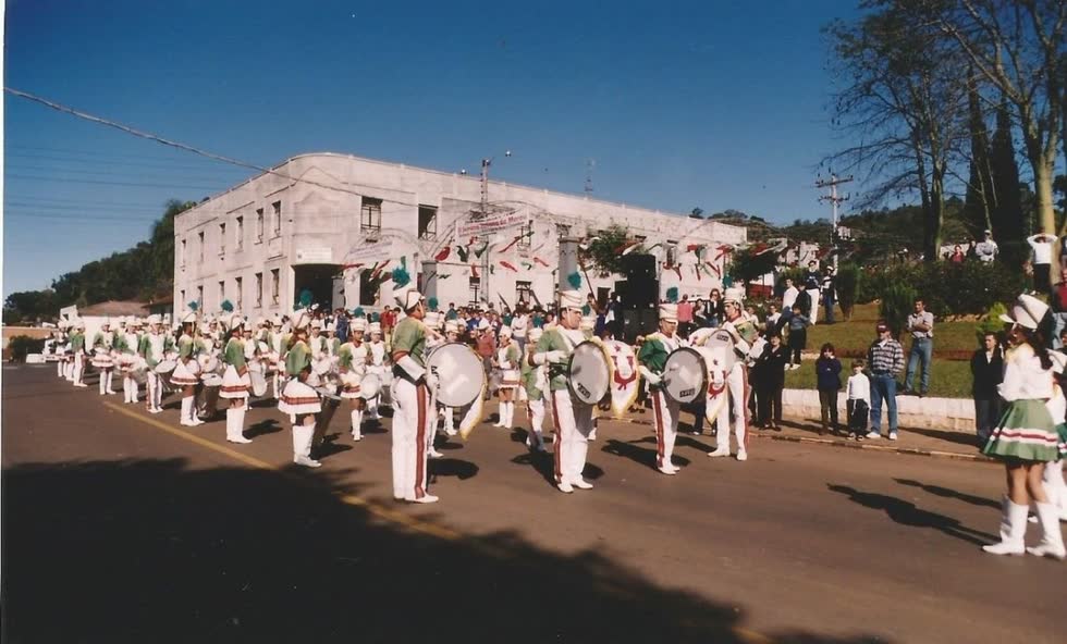 Banda desfilando na Avenida Barão do Rio Branco, em registro do acervo municipal