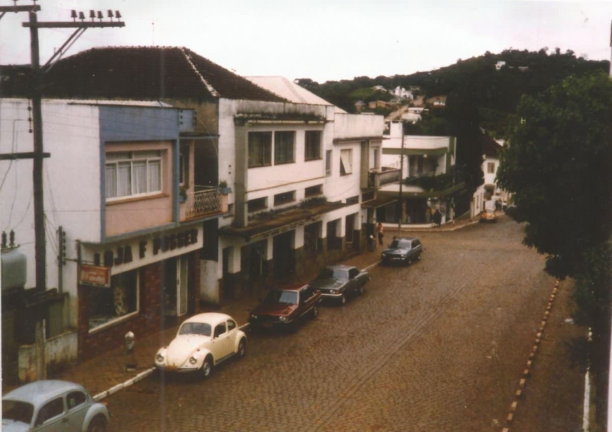 Rua Irineu Ferlin em fotografia histórica