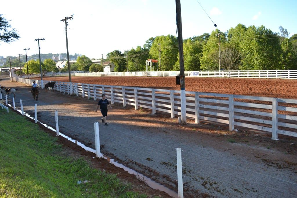 Cancha reta do Parque Municipal, com cerca de madeira