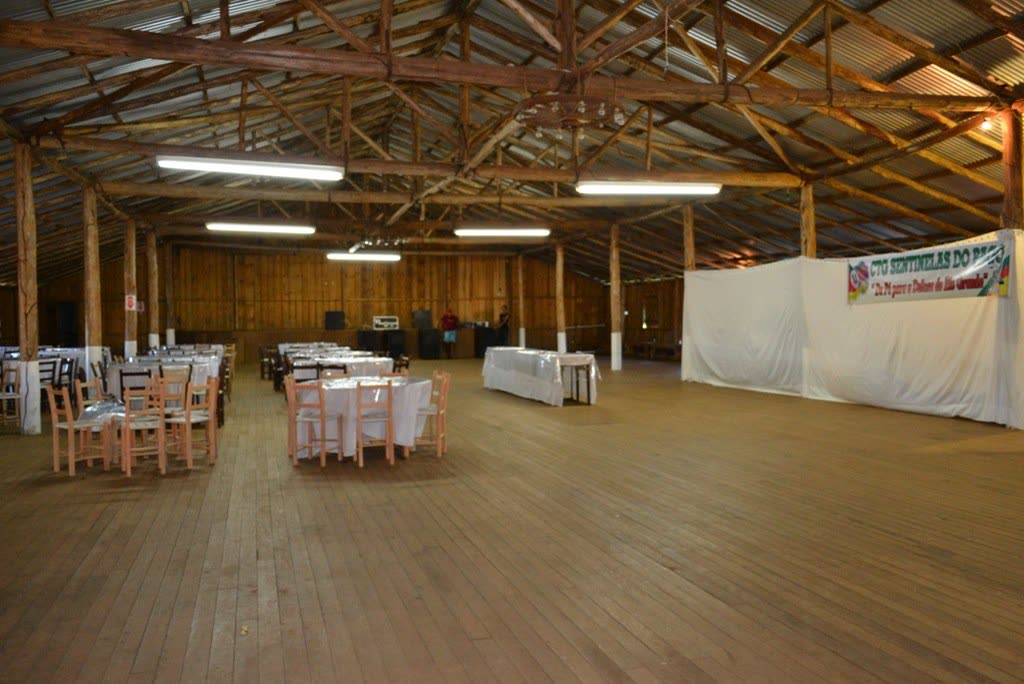 Interior de um dos pavilhões do Parque Municipal, montado para evento