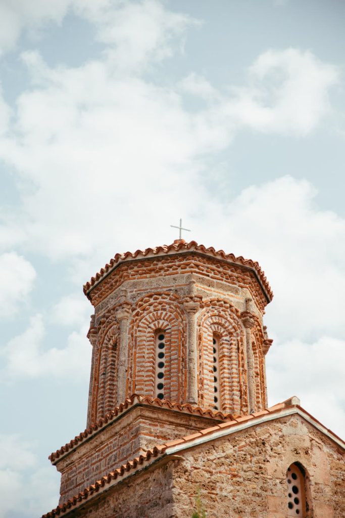 Torre de capela com cruz ao fundo do céu (imagem ilustrativa)