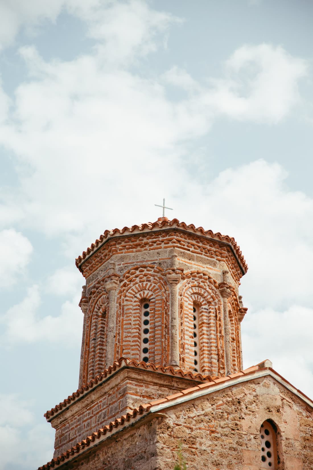 Torre de capela com cruz ao fundo do céu (imagem ilustrativa)